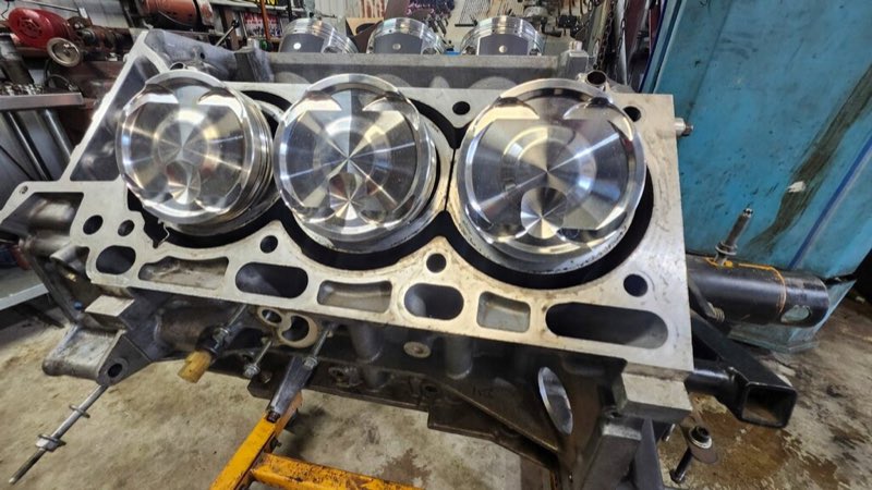 Cylinder head and engine block on the stand